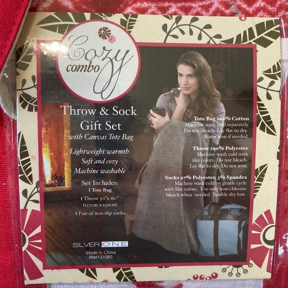 Cozy Combo Monogrammed Tote KC Throw w/Blanket & Socks NWT - Picture 5 of 5